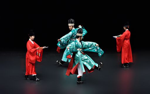 국립국악원 무용단의 ‘공막무’와 관련 사료에 기록된 ‘공막무’ 공연 장면. 국립국악원 제공