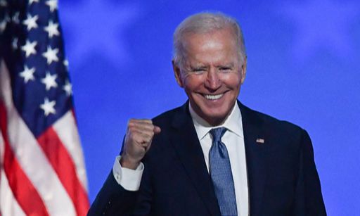 조 바이든 미국 민주당 대선 후보가 대선 다음날인 4일(현지시간) 새벽 자택이 있는 델라웨어주 윌밍턴의 체이스 센터에서 입장 발표에 나서며 주먹을 들어 보이고 있다. 윌밍턴 AFP=연합뉴스