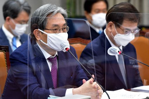 노영민 대통령 비서실장이 4일 오전 서울 여의도 국회에서 열린 국회운영위원회의 청와대에 대한 국정감사에서 의원 질의에 답변을 하고 있다. 뉴시스