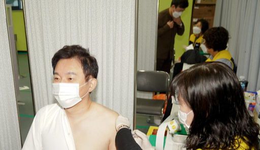 원희룡 제주지사가 지난달 22일 제주보건소를 찾아 독감 백신을 접종하고 있다. 제주도 제공