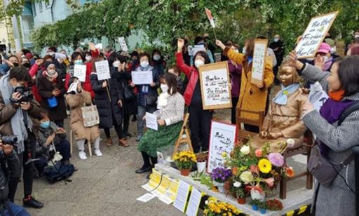 지난달 13일 독일 수도 베를린에서 시민들이 거리에 설치된 '평화의 소녀상'에 대한 당국의 철거명령에 항의하기 위해 미테구청 앞에서 시위를 벌이고 있다. 베를린=연합뉴스