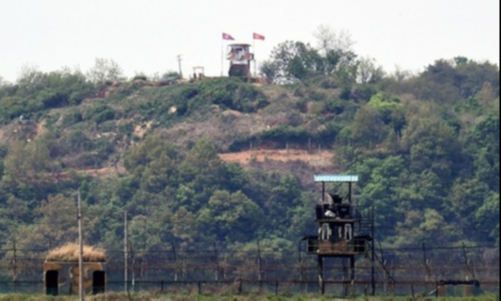 우리 측 초소와 북한군 초소가 나란히 보이는 최전방 비무장지대(DMZ) 모습. 세계일보 자료사진