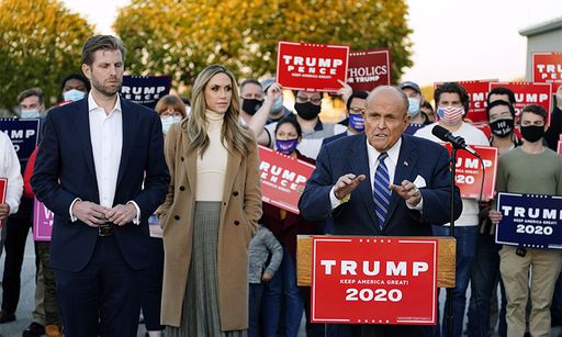 다급 도널드 트럼프 대통령 측 변호사인 루디 줄리아니(오른쪽)가 4일(현지시간) 펜실베이니아주 필라델피아에서 기자회견을 갖고 투표의 공정성에 문제가 있다며 소송을 진행할 계획이라고 말하고 있다. 왼쪽부터 트럼프 대통령 둘째 아들 에릭과 그의 아내 라라. 필라델피아=AP연합뉴스