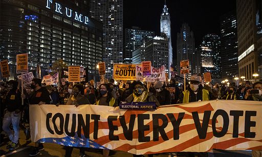 미국 대선 이튿날인 4일(현지시간) 밤 일리노이주 시카고에서 시위대가 '모든 표를 집계하라'(COUNT EVERY VOTE)고 쓰인 플래카드를 앞세우고 가두행진을 벌이고 있다. 시카고=AP연합뉴스