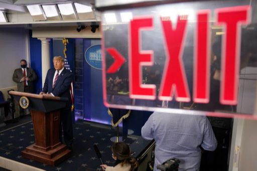 도널드 트럼프 미국 대통령이 5일(현지시간) 워싱턴DC 백악관에서 11·3 대선에 관한 기자회견을 하고 있다. 워싱턴 AP=연합뉴스