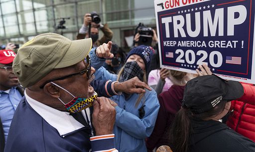 미국 대선 개표 사흘째인 지난 5일(현지시간) 미시간주 디트로이트의 TCF센터에 마련된 개표장 밖에 몰려와 개표 결과에 항의 시위를 벌이던 도널드 트럼프 대통령 지지자들(오른쪽)이 조 바이든 민주당 후보 지지자와 언쟁을 벌이고 있다. 디트로이트=AP연합뉴스