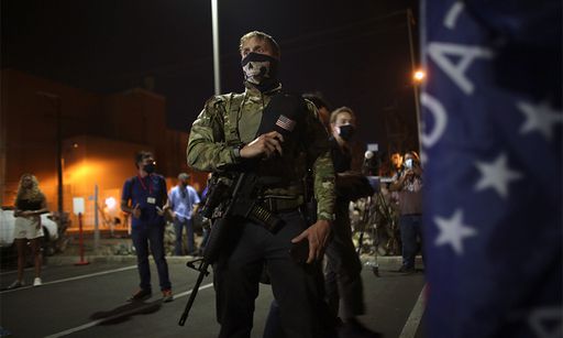 미국 대선 개표 3일째인 지난 5일(현지시간) 애리조나주 피닉스의 매리코파 카운티 개표장 밖에 소총으로 무장한 도널드 트럼프 대통령 지지자가 서 있다. 피닉스=AP연합뉴스