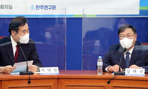 與 한반도 정책전망 토론회 더불어민주당 김태년 원내대표(오른쪽)가 6일 국회에서 열린 ‘더불어민주당 미국 차기 행정부의 대외정책 기조와 한반도 정책전망 토론회’에서 발언하자 이낙연 대표가 웃으며 바라보고 있다. 연합뉴스