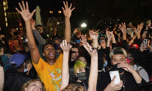미국 대선 개표가 막바지에 이른 6일(현지시간) 조 바이든 민주당 후보가 승세를 굳혀가자 뉴욕 워싱턴 스퀘어 공원에 모인 지지자들이 두 팔을 들며 환호하고 있다. 뉴욕=AP연합뉴스