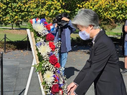 訪美 강 외교 6·25 참전 기념공원 헌화 방미 중인 강경화 외교부 장관이 8일(현지시간) 미 워싱턴DC에 있는 6·25전쟁 참전 기념공원을 찾아 헌화하고 있다. 워싱턴=연합뉴스