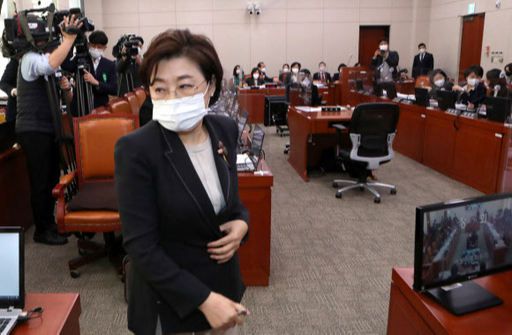 국민의힘 김정재 의원이 10일 서울 여의도 국회애서 열린 여성가족위원회 전체회의에서 이정옥 여성가족부 장관의 사퇴를 요구하며 퇴장하고 있다. 뉴스1