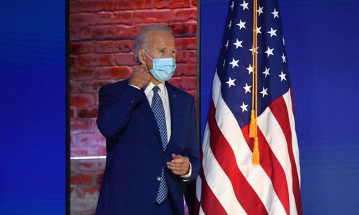 마스크 착용하고 기자회견장 나오는 바이든. 윌밍턴 AFP=연합뉴스