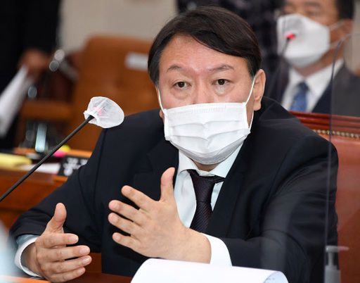 윤석열 검찰총장이 지난달 22일 서울 여의도 국회에서 열린 법제사법위원회의 대검찰청에 대한 국정감사에 출석해 의원 질의에 답변하고 있다. 뉴스1