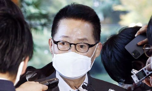 박지원 국가정보원장이 10일 일본 총리 관저에서 스가 요시히데 총리 만남 후 한국 국정원장으로서는 이례적으로 취재진 질문에 답하고 있다. 도쿄=교도연합뉴스