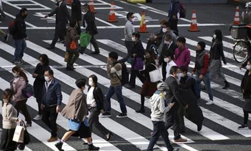 지난 9일 일본 수도 도쿄도(東京都)에서 사람들이 횡단보도를 건너고 있다. 도쿄 AP=연합뉴스