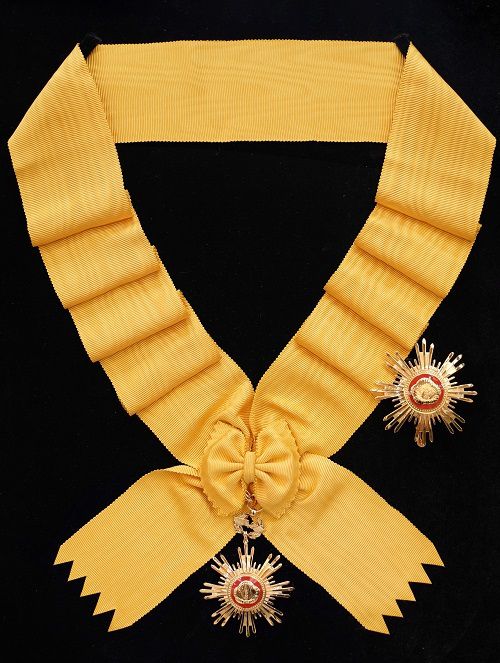 문재인 대통령이 12일 고(故) 전태일 열사의 유가족에게 수여한 국민훈장 무궁화장. 뉴스1