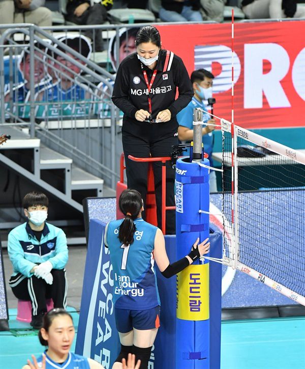 11일 오후 서울 장충체육관에서 열린 도드람 2020-2021 V리그 배구 여자부 흥국생명과 GS칼텍스의 경기 5세트에 강주희 주심이 GS칼텍스 주장 이소영에게 김연경이 네트를 붙잡은 행위에 대한 판정 이유를 설명하고 있다.