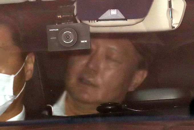 윤석열 검찰총장이 13일 서울 서초구 대검찰청에서 점심식사를 위해 차량을 타고 외출하고 있다. 연합뉴스