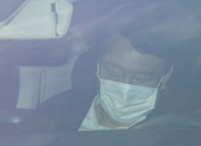 윤석열 검찰총장이 16일 오전 관용차를 타고 서울 서초구 대검찰청으로 출근하고 있다. 연합뉴스