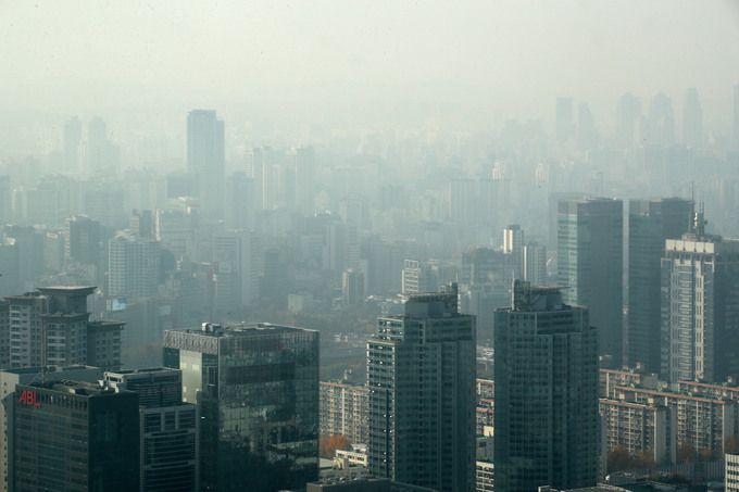 초미세먼지 농도가 ‘나쁨’ 수준을 보인 16일 오후 서울 여의도 63스퀘어에서 바라본 도심이 희뿌옇다. 뉴스1