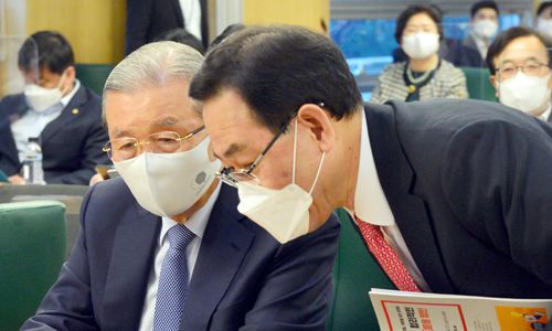 국민의힘 김종인 비상대책위원장(왼쪽)과 주호영 원내대표가 17일 국회 의원회관에서 같은 당 구자근 의원 주최로 열린 ‘전기사업법 개정을 위한 공청회’에서 대화하고 있다. 남정탁 기자