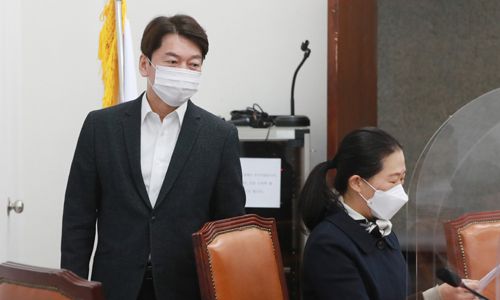 안철수 국민의당 대표가 16일 오전 서울 여의도 국회에서 열린 최고위원회의에 참석하고 있다. 뉴시스