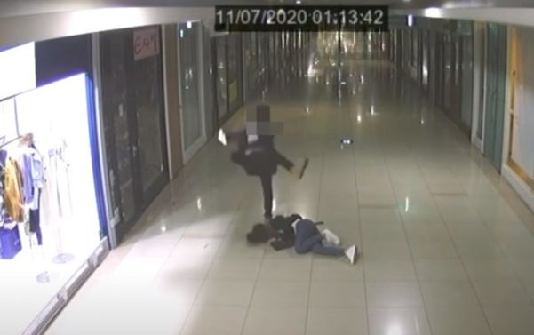 부산 북구 덕천동 덕천지하상가에서 젊은 남성이 쓰러진 여성을 발로 때리는 장면이 찍힌 영상. CCTV 캡처