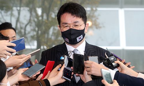 조원태 한진그룹 회장이 18일 오전 서울 영등포구 여의도 전국경제인연합회(전경련) 회관에서 열린 '제32차 한미재계회의 총회 2일차'에 참석해 고 조양호 전 한진그룹 회장에 대한 공로패를 전달받은 뒤 취재진 질문에 답하고 있다. 뉴시스