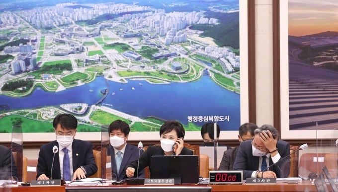 누구 전화일까 김현미 국토교통부 장관(가운데)이 19일 국회에서 열린 국토교통위원회 전체회의에서 전화통화를 하고 있다. 허정호 선임기자