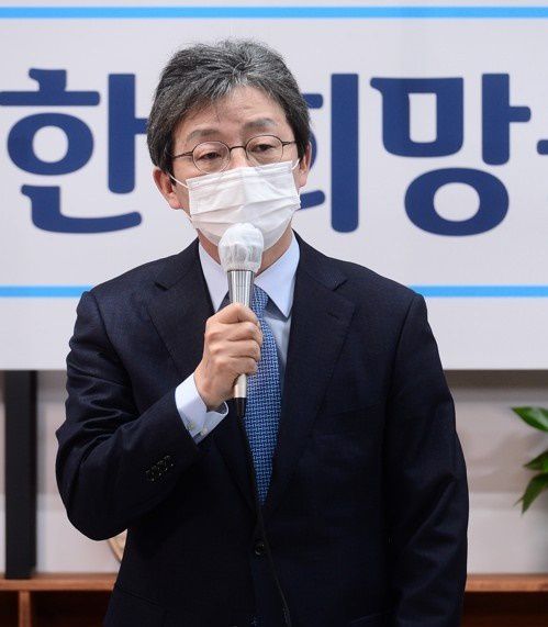 유승민 전 의원이 18일 오전 서울 여의도 국회 앞 태흥빌딩 ‘희망 22’ 사무실에서 기자간담회를 가졌다. 연합뉴스