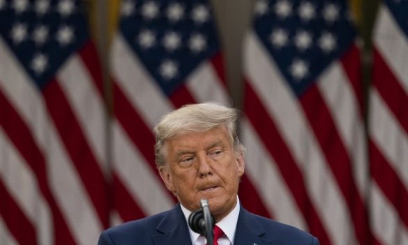 기자회견 도중 입술 깨무는 트럼프 대통령. 워싱턴 AP=연합뉴스