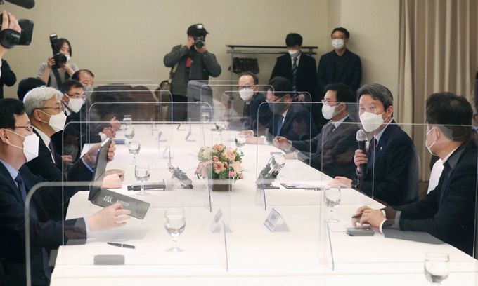 이인영 통일부 장관(오른쪽 두 번째)이 23일 오후 서울 중구 롯데호텔에서 열린 '통일부-경제계 인사 간담회'에서 발언하고 있다. 연합뉴스