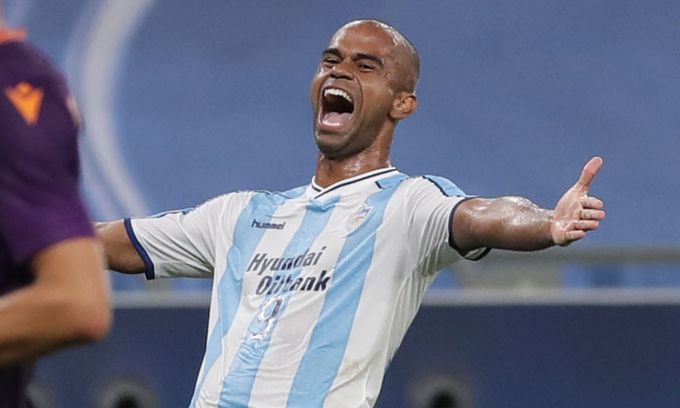 울산 스트라이커 주니오(오른쪽)가 24일 카타르 도하 에듀케이션 시티 스타디움에서 열린 퍼스 글로리와의 2020 ACL 조별리그 경기에서 후반 추가시간 극적인 결승골을 넣은 뒤 환호하고 있다. 한국프로축구연맹 제공