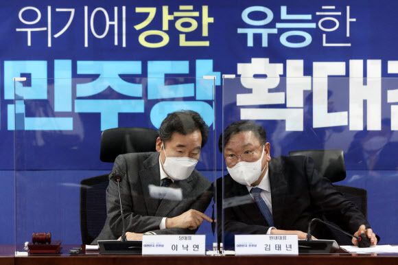 이낙연 더불어민주당 대표(왼쪽)와 김태년 원내대표. 뉴스1