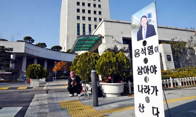 윤석열 검찰총장에 대한 직무집행 정지 명령이 내려진 후 첫날인 25일 서울 서초구 대검찰청 앞에 윤 총장을 응원하는 문구가 쓰인 광고판이 세워져 있다. 서상배 선임기자