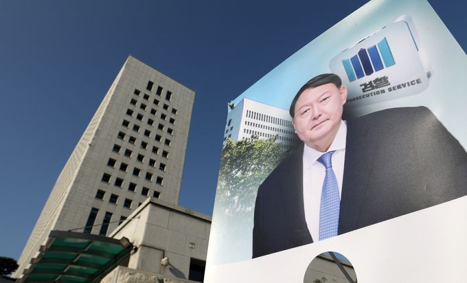 25일 서울 서초구 대검찰청 앞에 윤석열 검찰총장 얼굴이 그려진 배너가 세워져 있다. 뉴스1