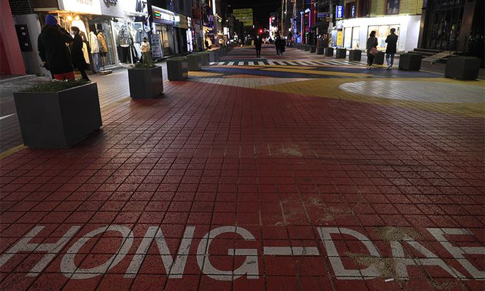 수도권 사회적 거리두기가 2단계로 격상된 지난 24일 서울 마포구 홍대 거리가 한산한 모습을 보이고 있다. 뉴시스