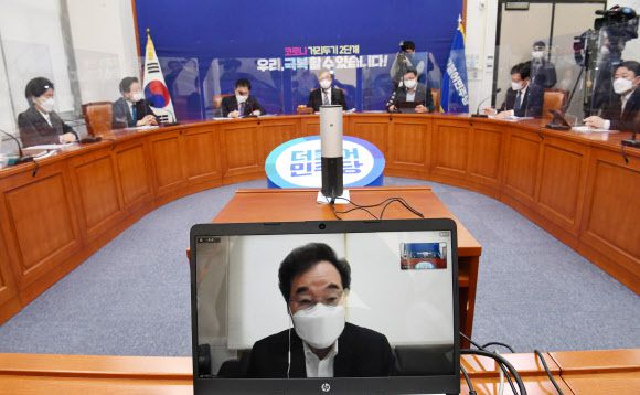 25일 서울 여의도 국회에서 열린 더불어민주당 최고위원회의에서 이낙연 대표가 화상으로 발언을 하고 있다. 뉴시스