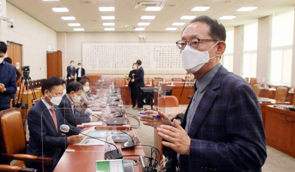 25일 서울 여의도 국회에서 열린 법제사법위원회 전체회의에서 국민의힘 김도읍 간사가 윤호중 위원장의 산회 선포에 대해 항의하고 있다. 공동취재사진