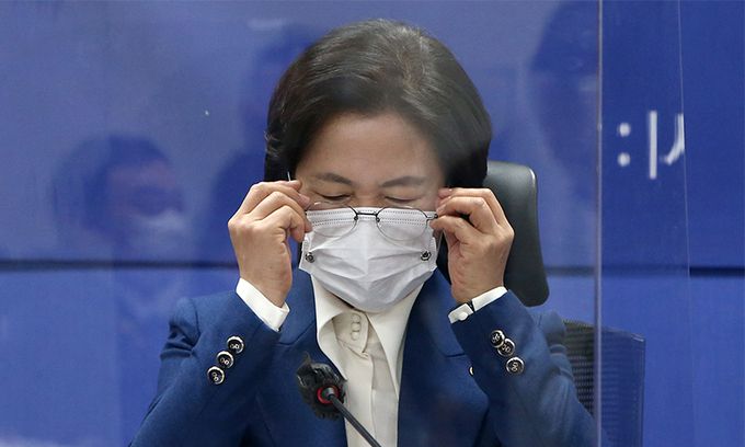 추미애 법무부 장관이 26일 서울 여의도 국회에서 열린 친인권적 보안처분제도 및 의무이행소송 도입 당정협의에서 안경을 쓰고 있다. 뉴시스