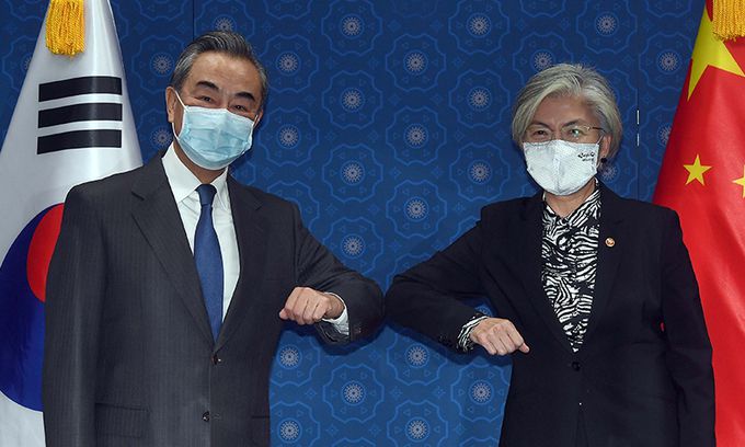 지난 26일 서울 종로구 외교부를 방문한 왕이 중국외교부장이 강경화 외교부 장관과 회담 전 팔꿈치 인사를 하며 기념 촬영하고 있다. 연합뉴스