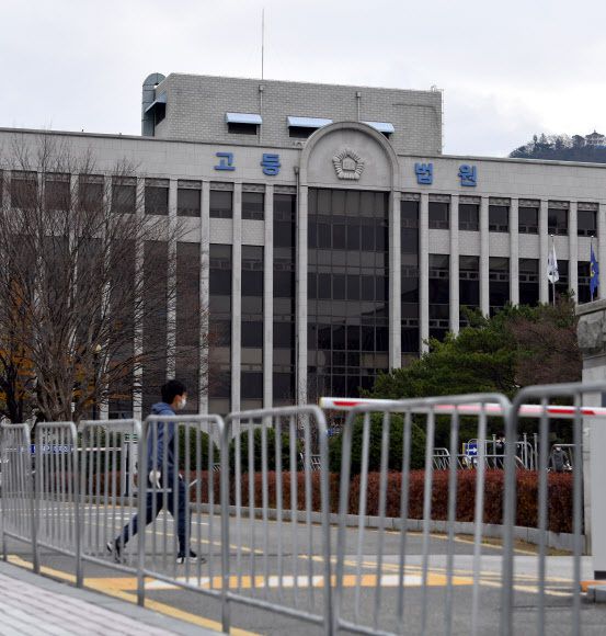 5·18 헬기 사격을 목격한 고 조비오 신부의 명예를 훼손한 혐의로 기소된 전두환씨의 재판을 하루 앞둔 29일 오후 광주 동구 광주지방법원 앞에 안전 울타리가 설치되고 있다. 뉴시스