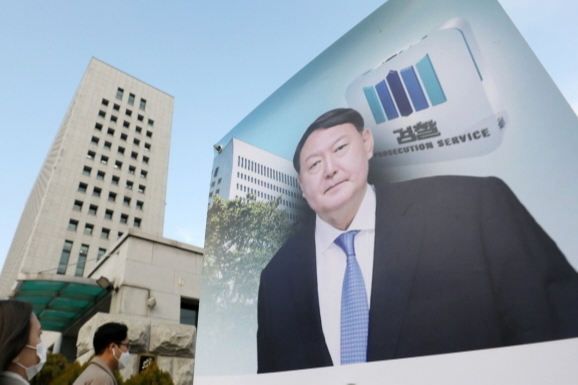 27일 서울 서초구 대검찰청 앞에 윤석열 검찰총장 얼굴이 그려진 배너가 세워진 모습. 뉴스1