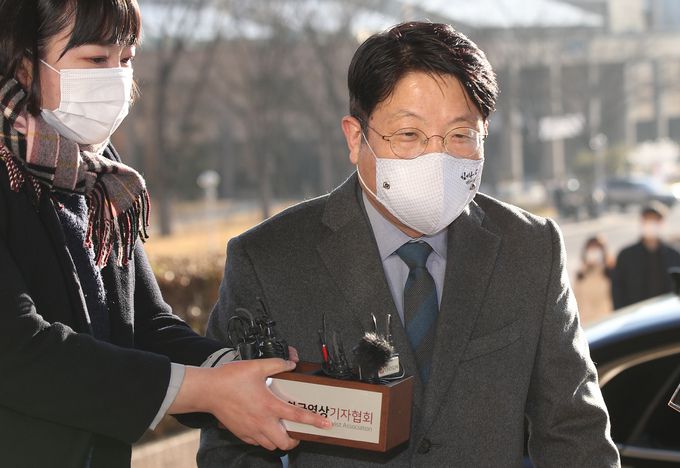 윤석열 검찰총장 징계 심의 하루 전날이자 법무부 감찰위원회 임시회의가 예정된 1일 오전 고기영 법무부 차관이 경기도 정부과천청사로 출근하고 있다. 연합뉴스