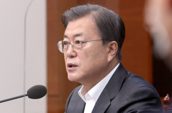 문재인 대통령이 1일 오전 청와대 여민관에서 열린 영상 국무회의에 참석해 발언하고 있다. 뉴시스