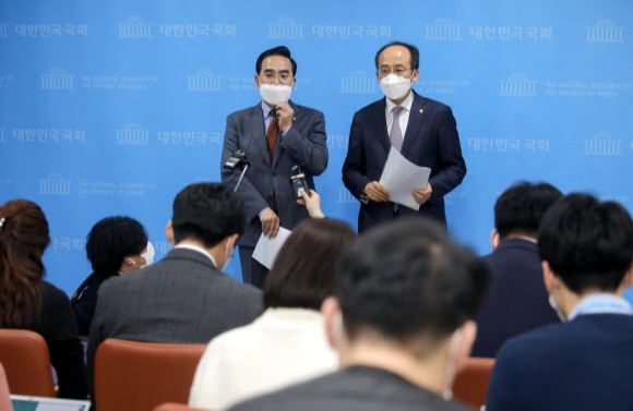 국회 예산결산특별위원회의 간사인 박홍근 더불어민주당 의원, 추경호 국민의힘 의원이 1일 오전 서울 여의도 국회 소통관에서 2021회계연도 예산안 처리를 위한 합의문을 발표하는 기자회견을 마친 뒤 취재진의 질문에 답변하고 있다. 뉴시스