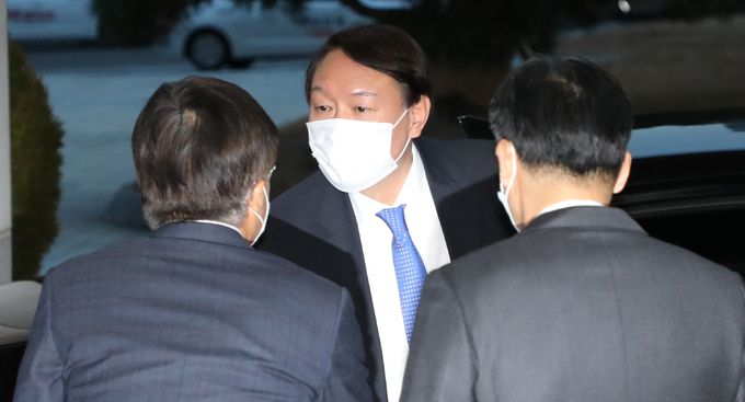 윤석열 검찰총장이 1일 오후 서초구 대검찰청에서 마중 나온 관계자들과 인사하고 있다. 윤 총장은 서울행정법원의 집행정지 명령 효력 임시 중단 결정이 나오자마자 청사로 출근했다. 연합뉴스