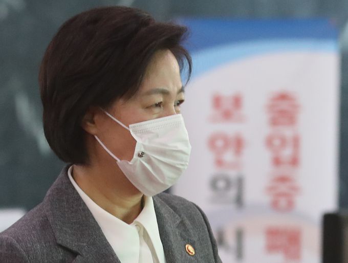 추미애 법무부 장관이 1일 오전 서울 종로구 정부서울청사에서 화상으로 열리는 국무회의를 마친후 청사를 나서고 있다. 뉴시스