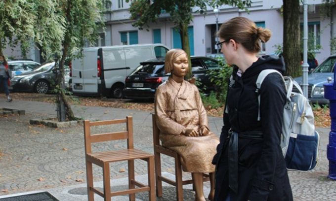 베를린 거리에 설치된 소녀상을 바라보는 시민. 베를린=연합뉴스