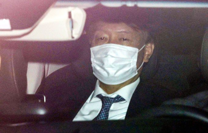 법원의 결정으로 직무 배제에서 벗어난 윤석열 검찰총장이 2일 관용차를 타고 서울 서초구 대검찰청으로 출근하고 있다. 연합뉴스